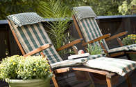 Liegestühle im Garten Gasthof in Lam in Niederbayern (Machen Sie es sich gemütlich auf den Liegestühlen im Garten des Gasthofs in Lam in Niederbayern.)